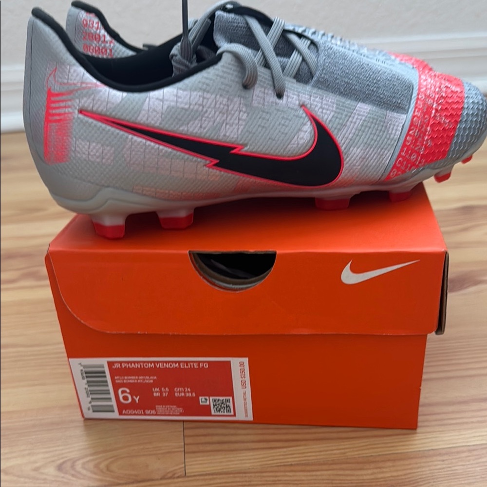 Nike kids phantom venom elite soccer cleats size 6Y new in box